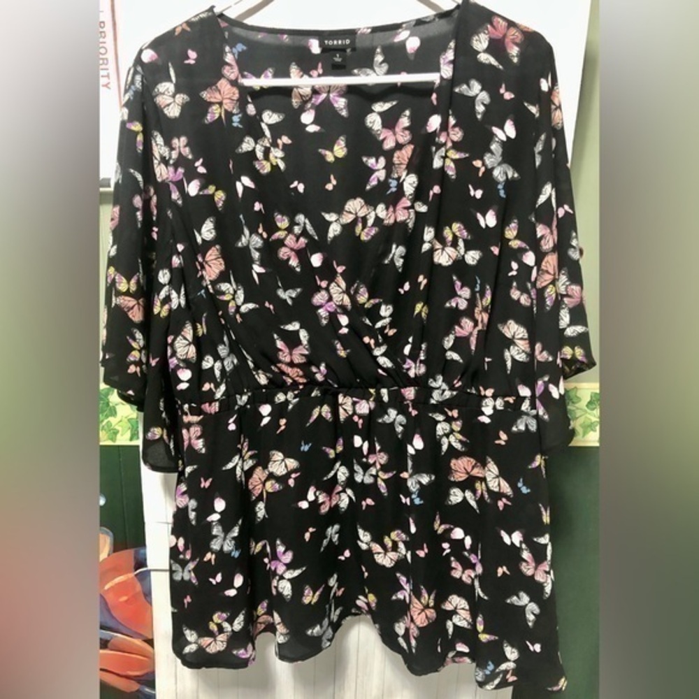 💠Torrid black butterfly 🦋 all over pattern polyester top